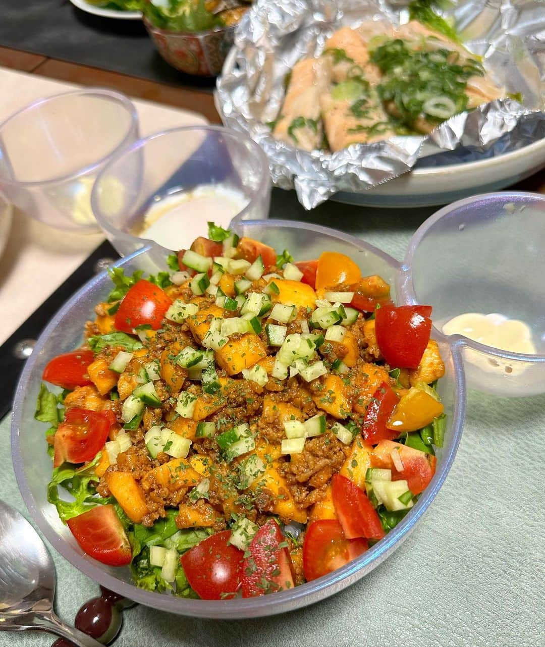 西山茉希さんのインスタグラム写真 - (西山茉希Instagram)「タコライス風タコライス🥗で、平日すたーてぃん🚩  #バターで炒めたひき肉はんぺんミックス #紹興酒にニンニク醤油にオイスターにケチャップで #トマトジュースでリコピンプラス  炊き立て白米に刻みレタス。 炒めたひき肉はんぺん丼にして、 トマトと刻みきゅうりをふりかけて完。  お好み温泉卵ぼとん🫠  冷蔵庫に熟れてた柿は、ソシときゅうりとシメサバで母さんの胡麻鯖風サラダへ。  #西山食堂 #月曜日」11月7日 7時53分 - maki.nshiyama50