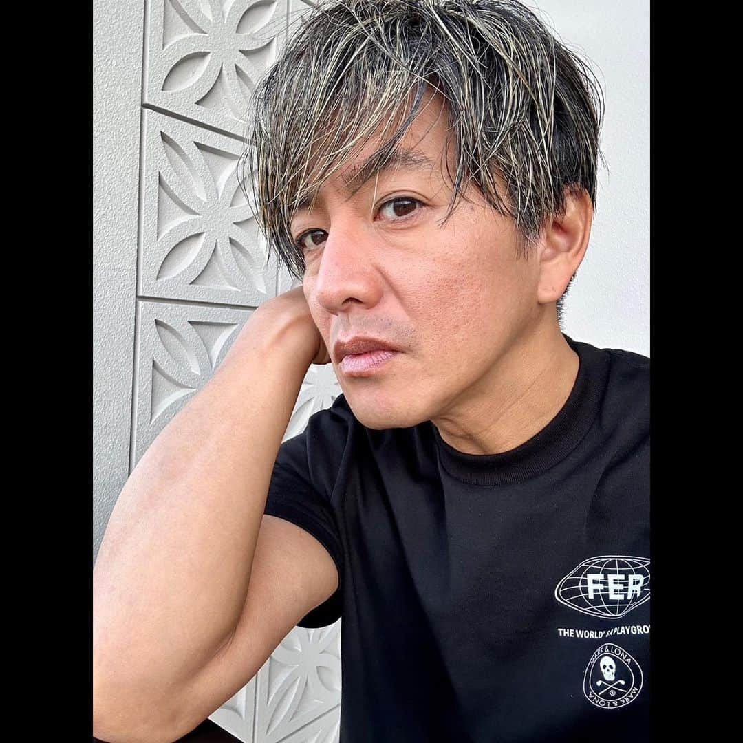 木村拓哉のインスタグラム：「⁡ ⁡ ⁡ 「撮影へ。今日もお互いに行ったりましょう❕」 ⁡ PEACE‼︎ ⁡ STAYSAFE！ ⁡ 拓哉 #木村拓哉#TakuyaKimura」