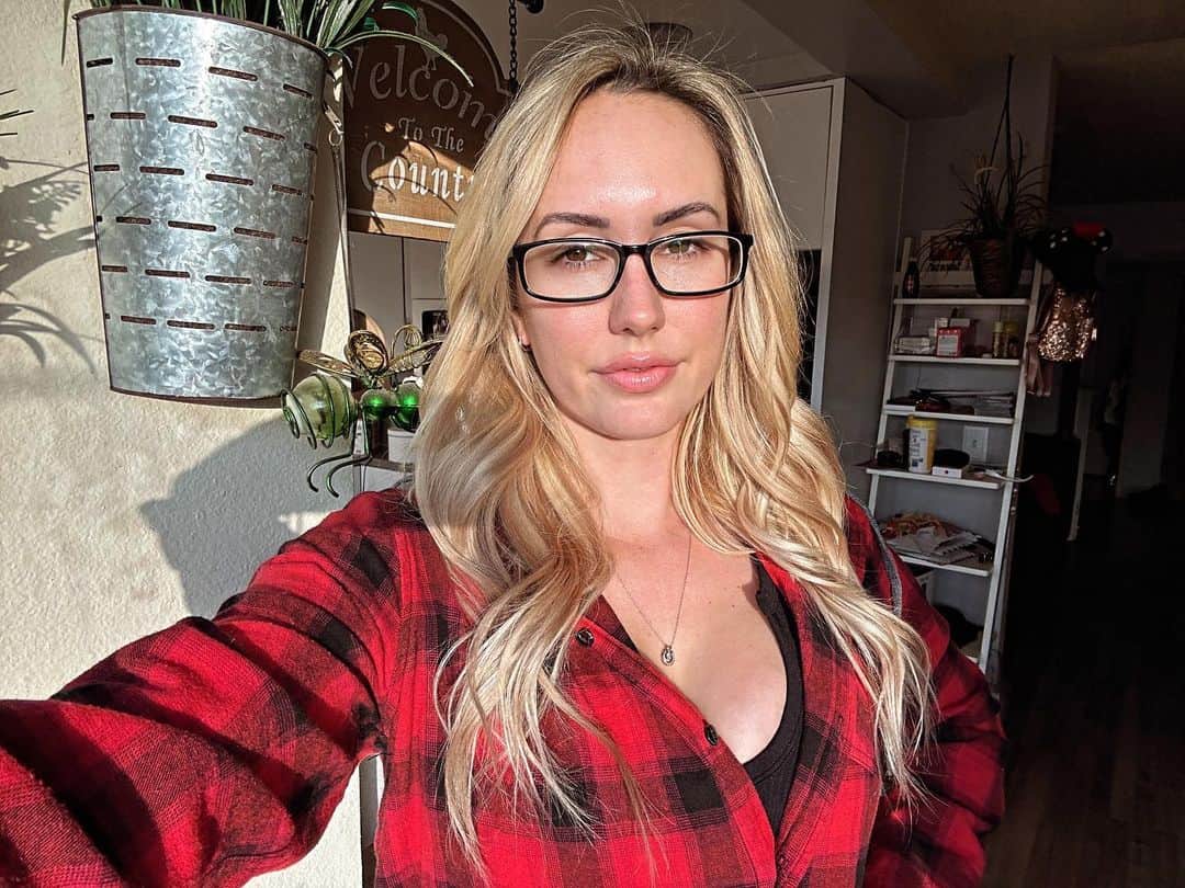 ブルット・ロッシのインスタグラム：「Lately … 🍁」