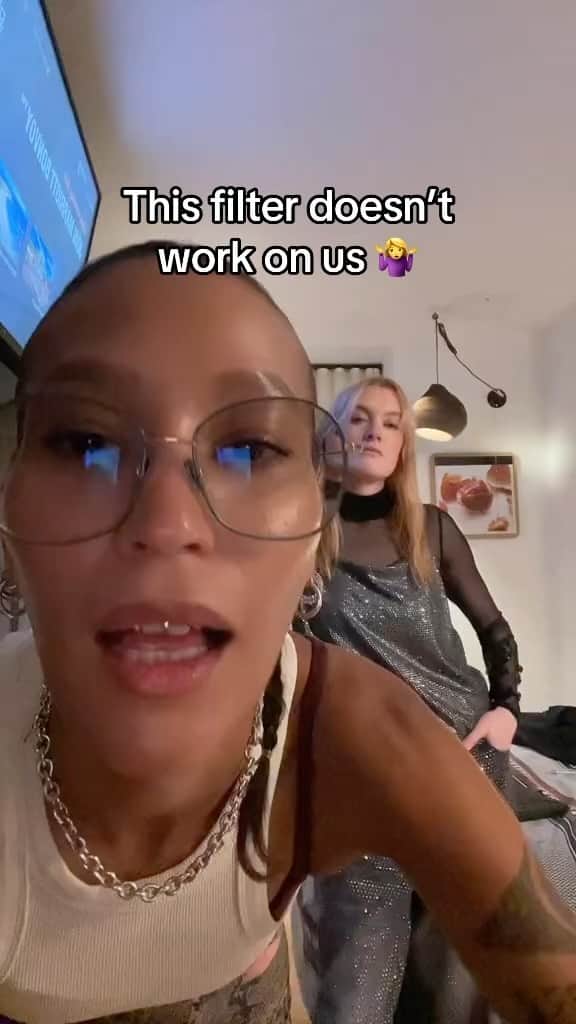 のインスタグラム：「Besties that fall together ❤️🫀💗💖🖤💚 >>>>」
