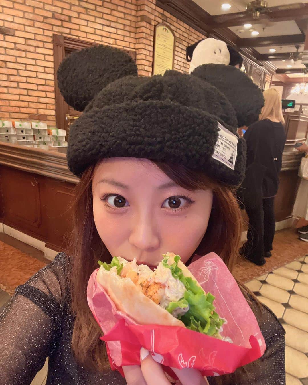 川島愛里沙さんのインスタグラム写真 - (川島愛里沙Instagram)「. . . もぐもぐ🍔💛 . . . すっごく久しぶりにディズニーいってきたよ🥰🫧 ケイジャンシュリンプフォッカッチャめっちゃおいしかった〜☺️♡ またたべたい🥰 . . . . . #disneyland #disney #もぐもぐ #エビ #ケイジャンシュリンプ #ディズニー #ディズニー飯 #tokyo #eat  #japanesegirl #instadaily #instalike #instagood #selfie」11月7日 8時04分 - onikuarichan