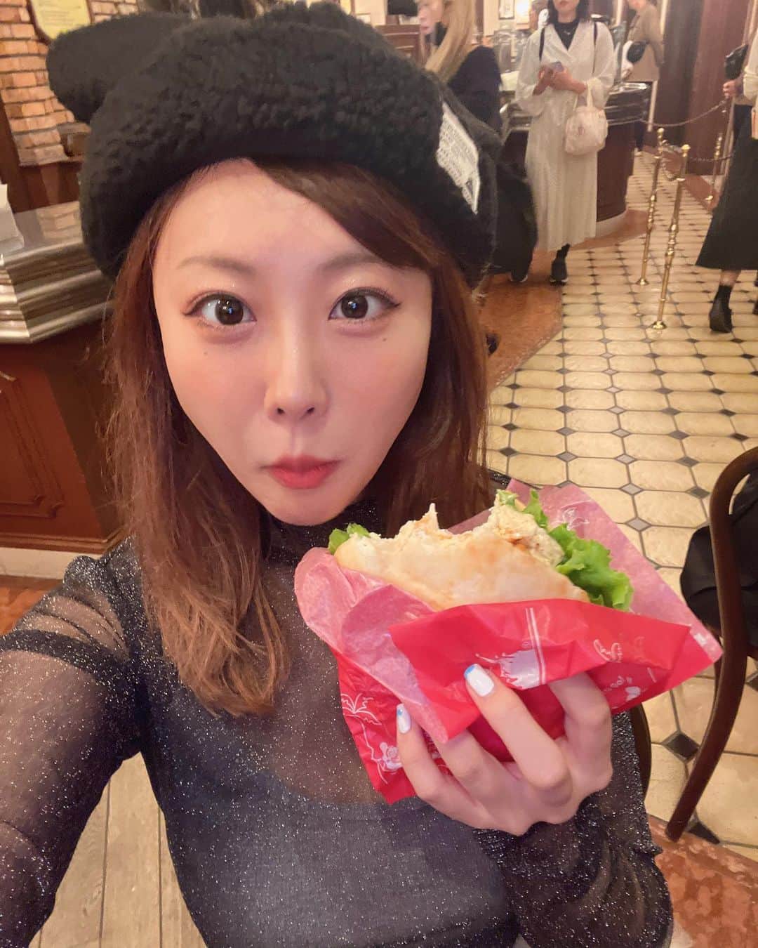 川島愛里沙さんのインスタグラム写真 - (川島愛里沙Instagram)「. . . もぐもぐ🍔💛 . . . すっごく久しぶりにディズニーいってきたよ🥰🫧 ケイジャンシュリンプフォッカッチャめっちゃおいしかった〜☺️♡ またたべたい🥰 . . . . . #disneyland #disney #もぐもぐ #エビ #ケイジャンシュリンプ #ディズニー #ディズニー飯 #tokyo #eat  #japanesegirl #instadaily #instalike #instagood #selfie」11月7日 8時04分 - onikuarichan