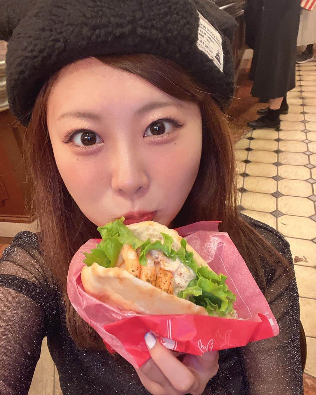 川島愛里沙さんのインスタグラム写真 - (川島愛里沙Instagram)「. . . もぐもぐ🍔💛 . . . すっごく久しぶりにディズニーいってきたよ🥰🫧 ケイジャンシュリンプフォッカッチャめっちゃおいしかった〜☺️♡ またたべたい🥰 . . . . . #disneyland #disney #もぐもぐ #エビ #ケイジャンシュリンプ #ディズニー #ディズニー飯 #tokyo #eat  #japanesegirl #instadaily #instalike #instagood #selfie」11月7日 8時04分 - onikuarichan