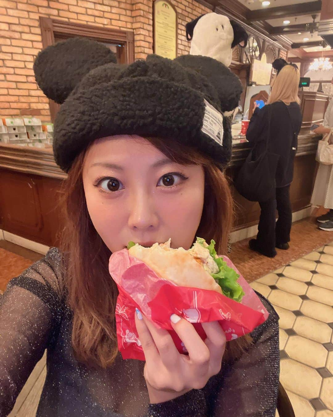 川島愛里沙さんのインスタグラム写真 - (川島愛里沙Instagram)「. . . もぐもぐ🍔💛 . . . すっごく久しぶりにディズニーいってきたよ🥰🫧 ケイジャンシュリンプフォッカッチャめっちゃおいしかった〜☺️♡ またたべたい🥰 . . . . . #disneyland #disney #もぐもぐ #エビ #ケイジャンシュリンプ #ディズニー #ディズニー飯 #tokyo #eat  #japanesegirl #instadaily #instalike #instagood #selfie」11月7日 8時04分 - onikuarichan