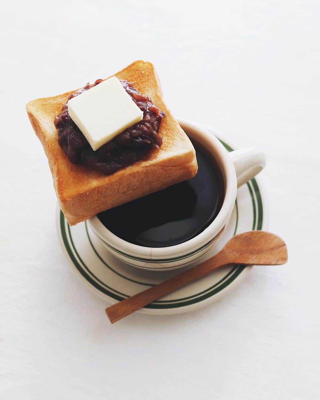 樋口正樹さんのインスタグラム写真 - (樋口正樹Instagram)「anko butter toast . 今朝は淹れたて珈琲と あんバターのトースト。 ダイエットはひと休み🤗  . #パンとコーヒー #あんバター #あんバタートースト #長時間発酵ブレッド #タカキベーカリー #takakibakery #ankobuttertoast」11月7日 8時07分 - higuccini