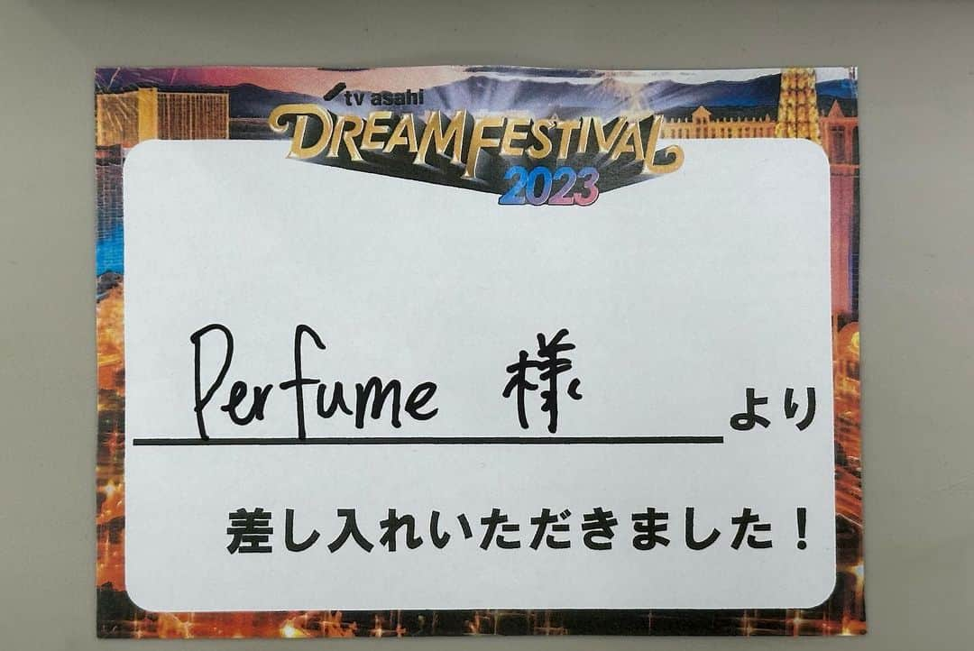 ピエール中野さんのインスタグラム写真 - (ピエール中野Instagram)「・ DJピエール中野、ドリフェス×Perfumeフェスにオープニングアクトで出演してきました。今までの歴史、繋がり、そこでプレイされる意味を感じられるセトリ組んで、ただひたすらに盛り上げて会場の空気を作り、温めました。  幕張メッセであの規模のデカさでDJするのは、さすがに初めてだったのですが、めちゃめちゃ楽しかったですし、いや、本当にすごい盛り上がりでした。何よりPerfumeのメンバー、出演者、運営、フェスに来る人、関わる人の愛情や熱量が大きく味方してくれたのが、心強かったです。最高の向こう側にたどり着いてました。  またこういったフェス、イベントなど、一緒に盛り上げていきたいので、今後ともよろしくお願いします！  セトリ Main Street Electrical Parade/Shinichi Osawa ザ・グレート・アマチュアリズム/RHYMESTER Take off/Perfume BANZAI/木村カエラ おいしいレシピ/Perfume Ultra Soul/B'z survival dAnce/TRF SHAKE/SMAP ジャンボリミッキー! あつまれ!パーティーピーポー/ヤバイTシャツ屋さん abnormalize-Remixed by Masayuki Nakano/凛として時雨 アイデンティティ/サカナクション きよしのズンドコ節/氷川きよし チョコレイト・ディスコ/Perfume アキハバラブ/ぱふゅーむ×DJmomo-i #1090/松本孝弘 A・RA・SHI/嵐 ズッコケ男道/関ジャニ∞  #perfume  @prfm_official @a_chan.prfm_p000001 @nocchi.prfm_p000002 @kashiyuka.prfm_p000003」11月7日 8時09分 - pinakano0718