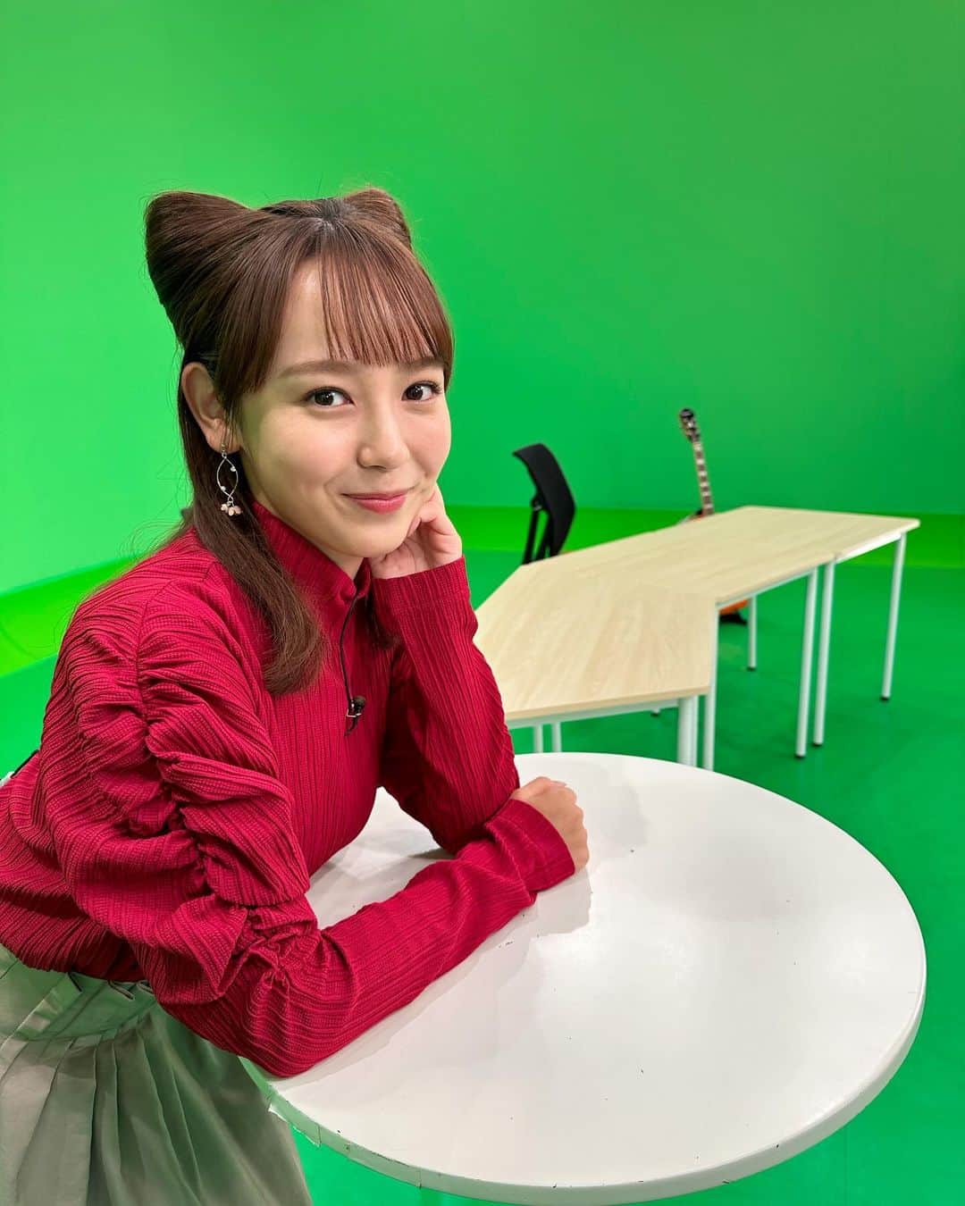 のインスタグラム：「みやぞんさんがゲストのネコいぬワイドショー！ 毎度お馴染み、ねこちゃんわんちゃんの素敵な歌も披露していただきました！スタジオにはみやぞんさんの相棒が…🎸 outfit @limue_official  accessory @ss_accessory  shoes @dianashoespress」