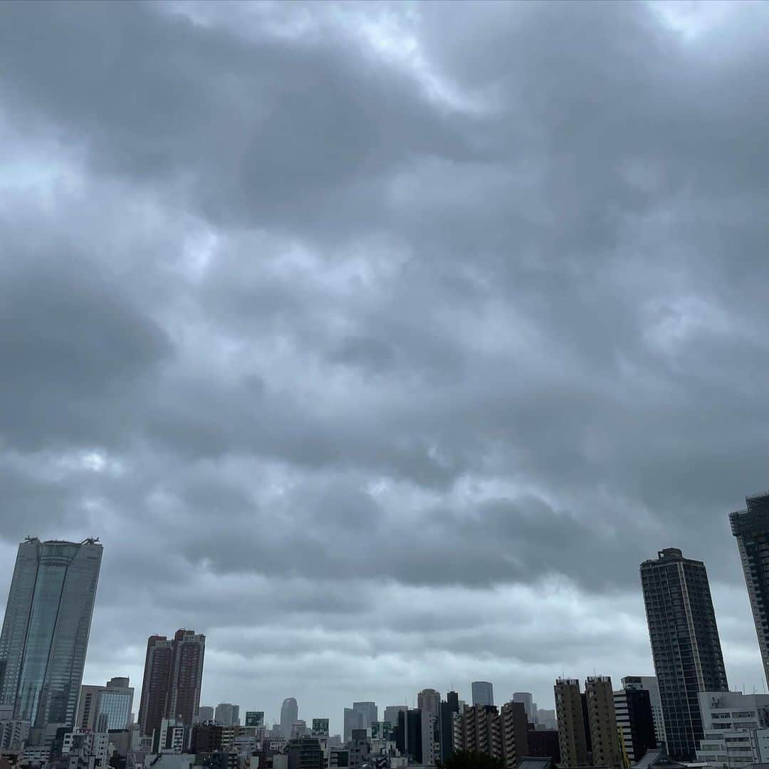濱田マサルさんのインスタグラム写真 - (濱田マサルInstagram)「昨夜からの暴風  久々に天候が荒れた東京  やっと、秋入りでしょうか。  風が強い日は、『何か起こる様な、、』  知らず知らず、そんな風に期待してしまいます  日々の変化など、、なかなか起こらない［起こせてない。。］物ですが  状況とは相反し【期待】と言うのは、積み重なり、、大きくなっていく物です。  最近、多くの取引先様と面談（打ち合わせ）させて頂く時間が増えています。  営業職の皆様は、本当に大変なお仕事。。  気力・体力・対応力・コミュニケーション能力・人間性。。。そして、キャラクター  様々、、、  会社の看板として、来社される皆さんの意識も様々で、、  モチベーションの 高低に関わらず、魅力的な方は魅力的で。。  魅力的な人の共通項を見つけては、『やっぱりな！』と1人、、にんまりしてしまいます。  僕の運営している会社は、小さい会社ですが、、やりたい事は世界レベルなので。。  その矛盾点を、快く（時に無理やり）受け入れて下さる稀有な皆様に感謝しつつ  2024年の改革の扉を目前に、心づもり中でございます。  人生の様に、雨、風後晴れ  そんな今日が素晴らしい1日となります様に。  過去に縛られず、変化ある毎日を迎える事。」11月7日 8時14分 - hamadamasaru
