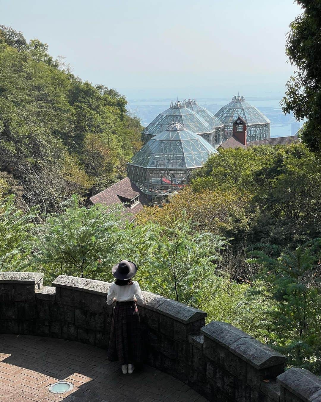 ウラリエさんのインスタグラム写真 - (ウラリエInstagram)「三宮からすぐの都会のオアシス 🌿 秋を感じにこちらへ🌸 ↪︎ @kobe_nunobiki_herb_gardens 📍 . 新神戸からロープウェイで登って🚡 お久しぶりの布引ハーブ園🍃 . お目当ては、コスモス✨ 定番のピンクだけでなく、黄色やオレンジも 可愛かったな➿➿➿ 柄にもなく、お花畑が大好きな私🙋‍♀️ . ロープウェイを写り込ませたくて🚟 merchuメンバーの二人と @kaede.merchu & @ran101ran 👭 キャッキャ言いながら写真撮り合いました🤳 . コスモスだけやなく、もこもこの ススキみたいなパンパスグラス🌾 千日紅もめっちゃ綺麗✨ これからの季節は、紅葉も綺麗やし🍁 海外感ある、クリスマスマーケットもオススメ☝️ ̖́- . 最近自然に、触れてなかったから めちゃくちゃ癒されたし❇️ 上から見る神戸の景色も美しかった 🌊🗼 . #神戸#神戸市#kobe#神戸旅行#神戸観光#兵庫県#兵庫#lovehyogo#lovekobe#新神戸#神戸観光スポット#神戸布引ハーブ園#布引ハーブ園#nunobikiherbgarden#ロープウェイ#コスモス」11月7日 8時15分 - urarie83