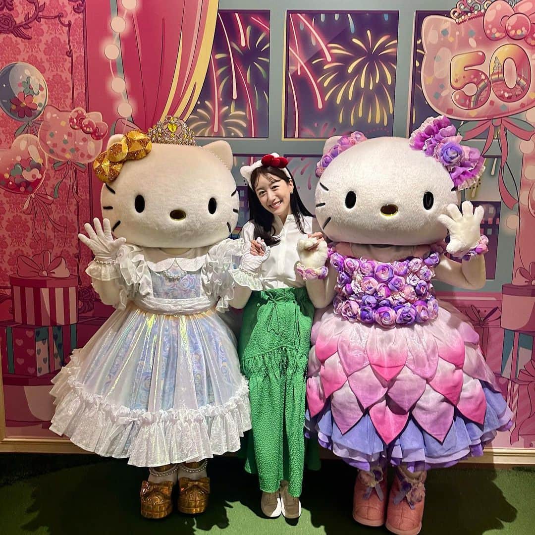 花乃まりあのインスタグラム：「. 今日はサンリオピューロランドから生中継📽️  キティちゃん50周年をお祝い🎀 特別に、キティちゃんとミミィちゃんとお写真撮っていただきました😭💕  リハーサル中もずっと可愛くじゃれあっている二人にメロメロ😍  どこを見てもラブリーで甘い世界💘朝から最高に幸せな気分でした！ . #ZIP!#サンリオ#サンリオピューロランド #キティちゃん#ミミィちゃん」