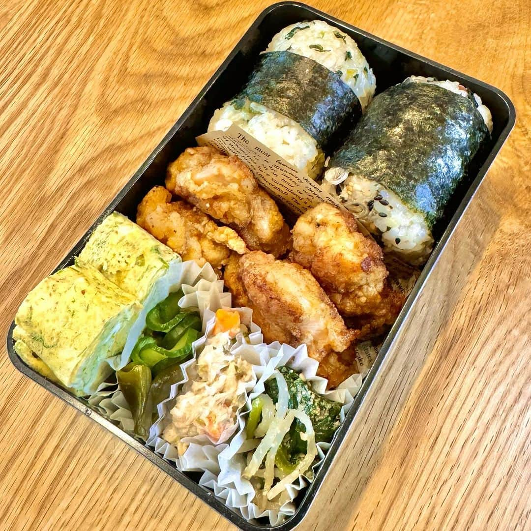 おちあやこのインスタグラム：「今日の夫弁当。  唐揚げ弁当です。 冷凍…ではなく、1から作りました。  珍しい〜😀  だし巻き卵を作ってると、その日の自分の心の内がわかる。  今日はキレイに焼けた。  よしよし、整ってるぞ。  大量に唐揚げ揚げて、だし巻き卵も余ってるので 今日の晩ごはんは楽ちんだな。  #今日の夫弁当 #今日のお弁当 #お弁当 #弁当記録 #あと4日」