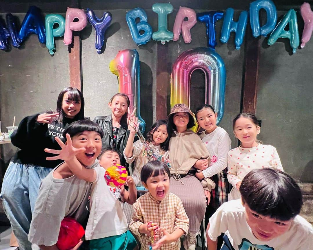 COMA-CHIさんのインスタグラム写真 - (COMA-CHIInstagram)「Happy 10th birthday my sweet little angel👼💕 皆さまのおかげで、本日無事に娘が10歳の誕生日を迎える事ができました‼️🙏 先日のお祝いパーティーには仲良しのお友達家族が集まってくれて、本当に心からの感謝の気持ちでいっぱいです。 いつも娘に愛を与えサポートして下さる全ての皆様へ、 心より、ありがとうございます✨ そしてまた10年後、明るく元気に立派な大人の仲間入りができるように、 これからも日々愛を積み重ねて行きたいと思います😊💕」11月7日 8時19分 - coma_chi