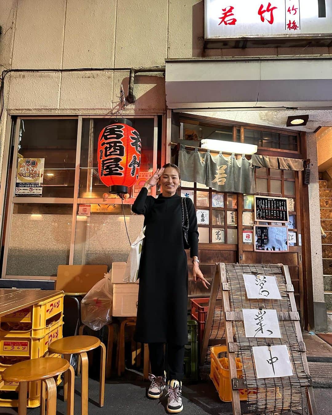倉本康子さんのインスタグラム写真 - (倉本康子Instagram)「★ 〜ヤッコの酒旅〜 「若竹」@内神田　東京  串はもちろん、ちゃんこ鍋まである若竹。 以前伺った際に美味しくてファンになり 次回こそはちゃんこ鍋を！と誓ったので実行してきました。  お通しに始まり、網あぶらを纏わせた網レバーやポテサラを堪能の後、ついにちゃんこ！ 初回なので塩ちゃんこに。 ゼツピン！ 温まるし美味しいし！  ちゃんこの定義としては鶏でしょうけど、牛、豚も選べるし、スープは塩以外にも数種類　選べるんです。他のも美味しいんでしょうね〜!  ...また宿題を残してしまいました。 (確信犯😝)  NO ALCOHOL, NO LIFE !!  #ヤッコの酒旅 #noalcholnolife #世界酒場遺産 #酒場 #居酒屋 #若竹 #内神田　 #酒旅 #倉本康子 #かんぱいでーす #乾杯でーす #やっこ持ち #ヤッコ持ち #アラフィフファッション #アラフォーファッション #ootd #カジュアルコーデ #fashion #fashioncordinate #izakaya #beer #魂を感じる店 #私が決めた世界酒場遺産 #幸せにした人数 #幸せにした時間」11月7日 8時34分 - yasuko_kuramoto_yakko