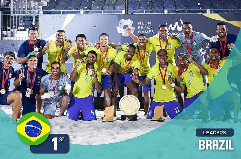 サッカー ブラジル代表チームさんのインスタグラム写真 - (サッカー ブラジル代表チームInstagram)「As conquistas do Mundialito e da Neom Cup mantiveram a seleção brasileira masculina no topo do ranking mundial, organizado pela BSWW. 🔝⚽️🇧🇷🏖️  Já a nossa seleção feminina passou a ocupar a 6ª posição, após a medalha de prata na Neom Cup. 👏👏👏  Parabéns às nossas estrelas da areia!! 🤩  #cbsb #cbf #brbeachsoccer #beachsoccer #beachsoccerfeminino #seleçãobrasileira」11月7日 8時29分 - cbf_futebol