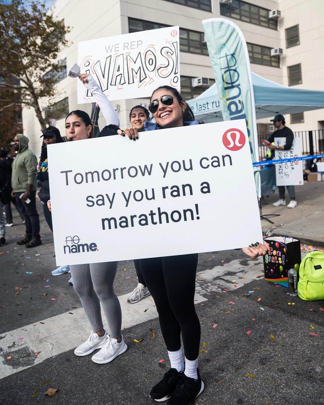 lululemonさんのインスタグラム写真 - (lululemonInstagram)「Yesterday’s views were a sight for sore legs. From first runner to last, @thenonameprogram’s marathon cheer zone was a supportive space for every pace.」11月7日 8時30分 - lululemon