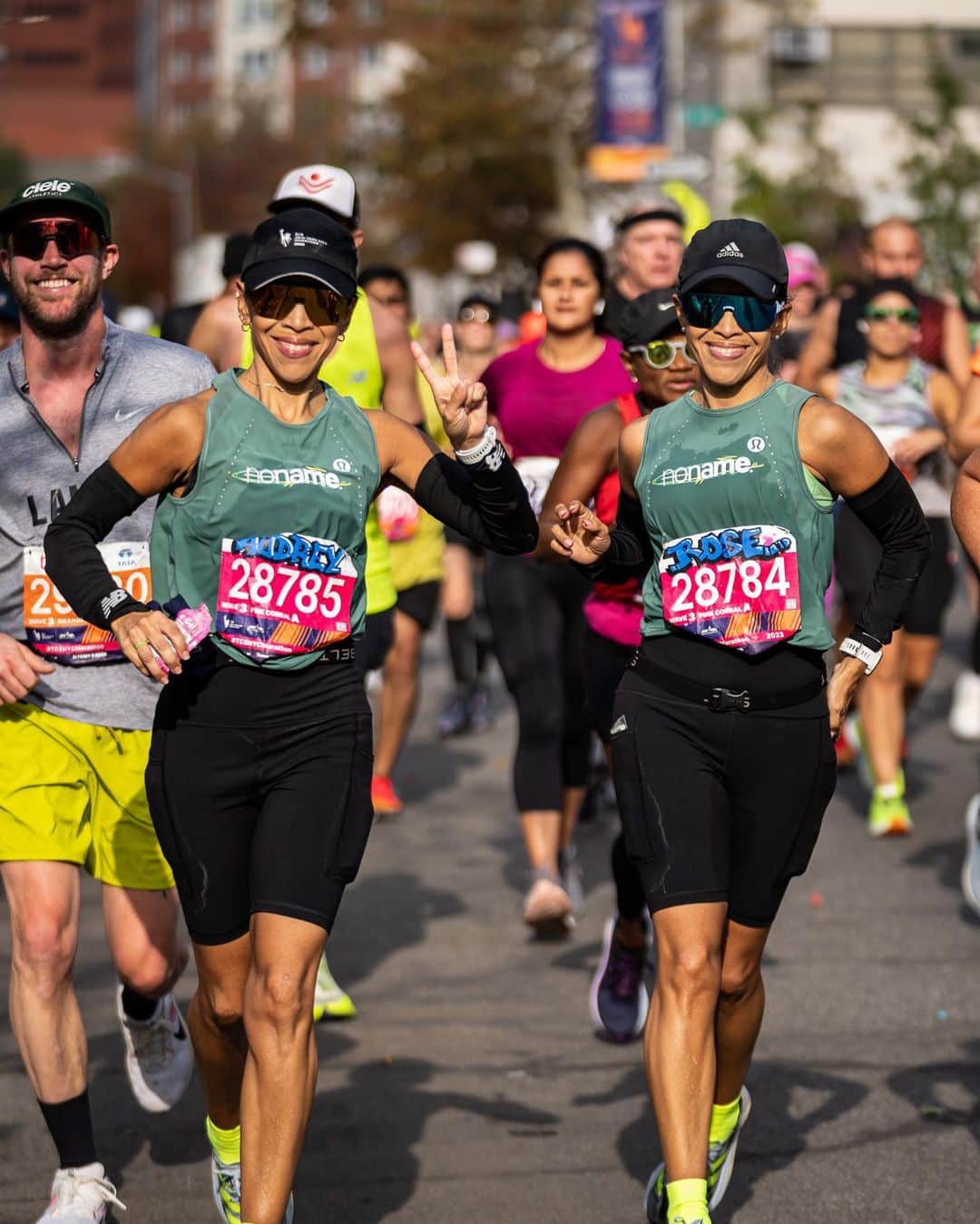 lululemonさんのインスタグラム写真 - (lululemonInstagram)「Yesterday’s views were a sight for sore legs. From first runner to last, @thenonameprogram’s marathon cheer zone was a supportive space for every pace.」11月7日 8時30分 - lululemon