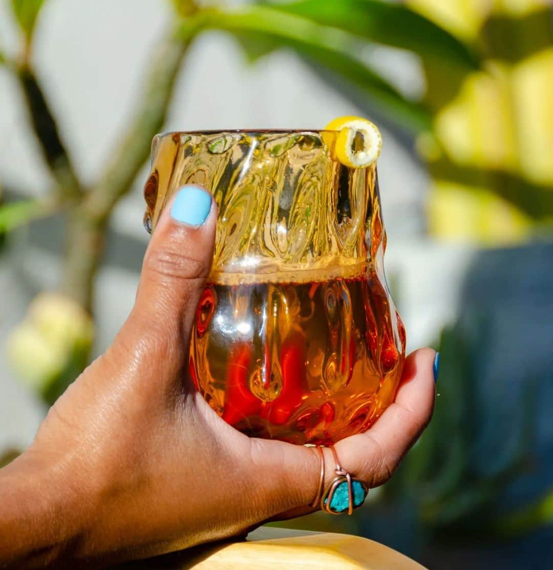 etsyさんのインスタグラム写真 - (etsyInstagram)「Do drinks somehow taste better out of hand-blown glasses? Yes, yes they do ✨  Drinking glass by @tarynjayne_glass」11月7日 8時33分 - etsy