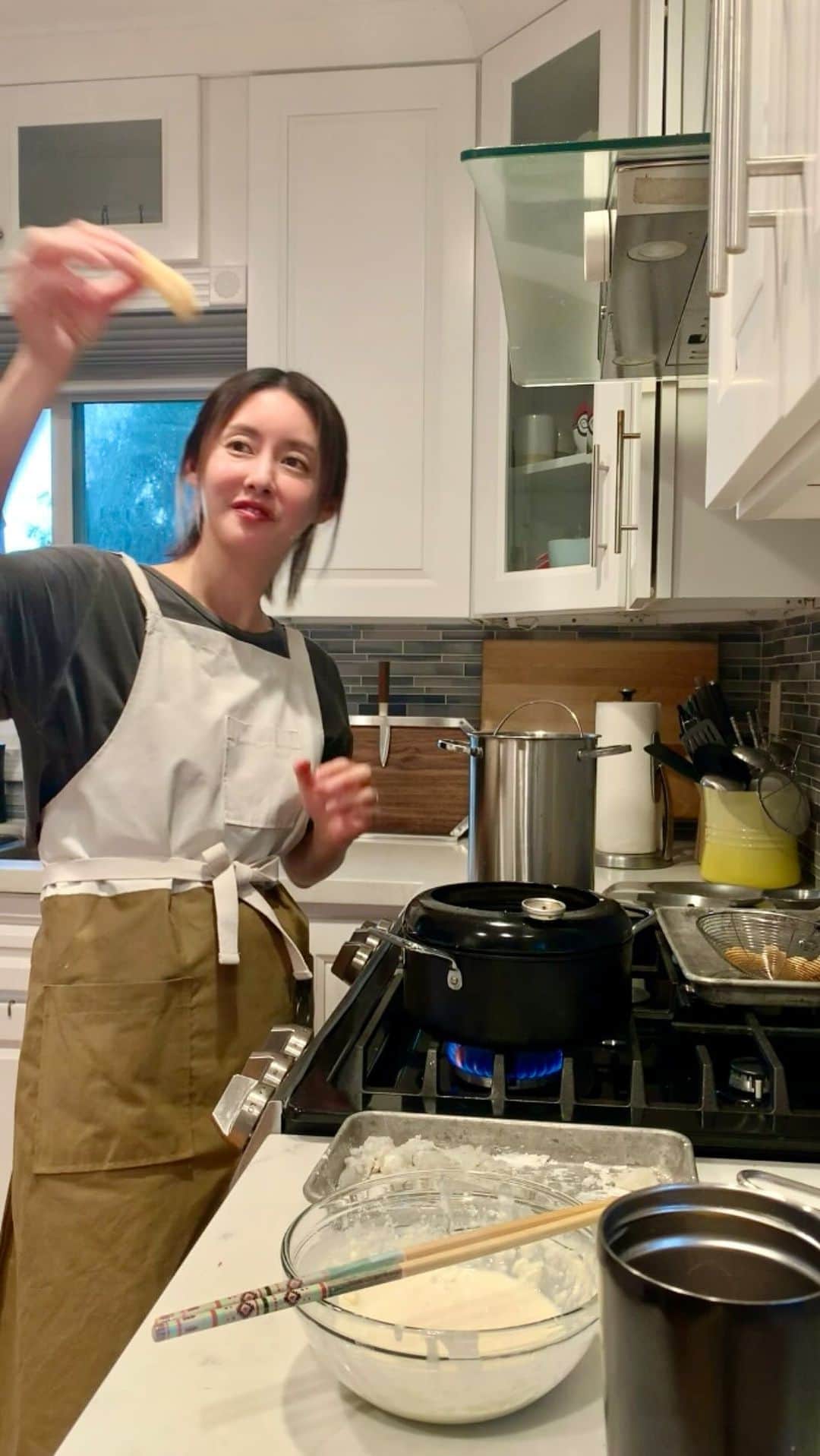 高木りなのインスタグラム：「「うどんで良い？」「ラーメンが良い」「うどんにしよ」から始まる晩ごはん作り。冷凍食品のかき揚げ見たら次男くんが食べなさそうだったので、急遽エビとさつまいもを揚げました。 "우동 괜찮아?" "라멘 먹고싶어" “그냥 우동 먹자'로 시작하는 저녁 만들기. 냉동식품 가키아게는... 둘째가 잘 안먹을거같아서, 급하게 새우와 고구마를 튀겼어요!」