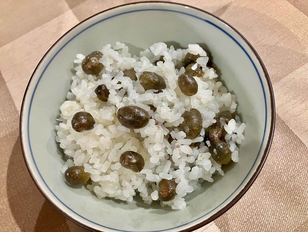 常盤よしこさんのインスタグラム写真 - (常盤よしこInstagram)「この時期の好きなものの一つ むかご😋 山芋の赤ちゃんです！  秋の味覚 むかごごはん大好き❤️  今朝ラジオで紹介したら 意外と知らない方も多かったです この時期道の駅などにもありますょ🙌😊  #ウェイキーウェイキー#ウェキ2#rkkラジオ#むかご#むかごごはん#むかごご飯#山芋の赤ちゃん」11月7日 8時33分 - yoshiko.tokiwa