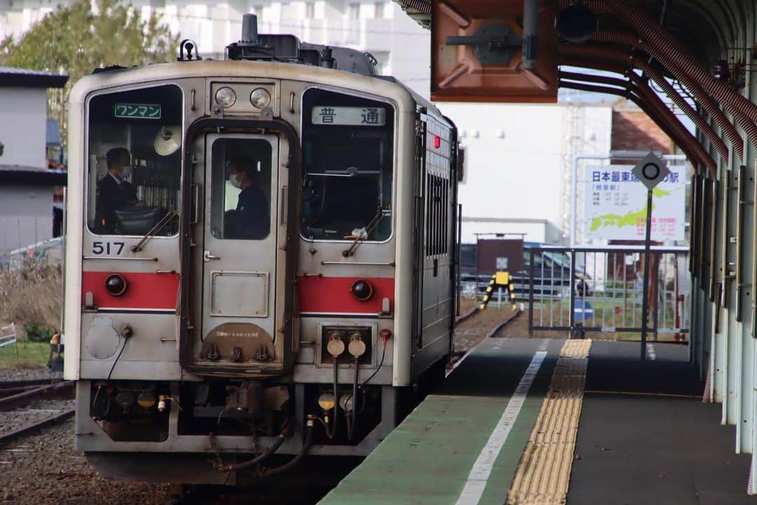 徳永ゆうきのインスタグラム：「. . 日本最東端の駅。 線路は終わるよここまでで。 . -2023.10.08- . #鉄道写真 #撮り鉄 #鉄道好き #JR北海道 #根室本線 #花咲線 #根室駅 #キハ54形 #気動車 #普通 #ワンマン #釧路行き」