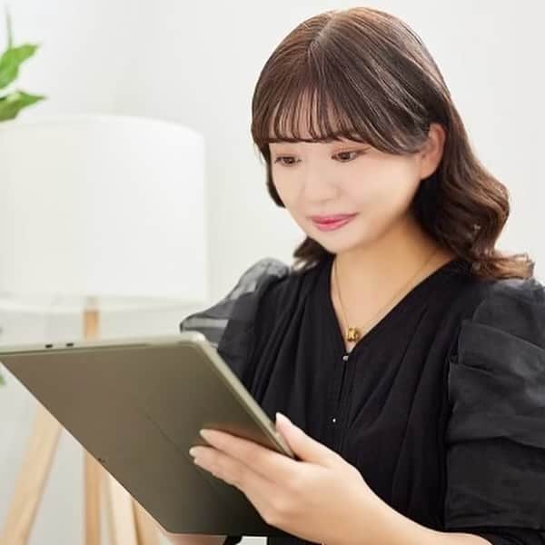 中谷彩伽のインスタグラム：「. 【広告出演情報】 日本マイクロソフト株式会社の「Surface Pro 9」「Surface Laptop 5」の広告モデルに起用していただきました- ̗̀📣  マイナビニュースにて、インタビュー記事が公開になっています🎤 https://news.mynavi.jp/kikaku/20231106-2801711/  サラリーマンのお仕事+芸能のお仕事どちらについても触れていただいている記事で、両立しててよかったな〜と思える取材でした😊  お仕事でもパソコンはよく使うのでガジェット系は色々調べてるし好きなジャンルです。今後もガジェット系で何かお仕事できたらいいな💭  ✎︎＿＿＿＿＿＿＿＿＿＿＿＿＿＿ オファーを検討して下さっている企業様へ  たくさんのタレントさんがいらっしゃる中から、 なかやんを見つけて下さり、ご検討いただきありがとうございます！ 御社のご希望をヒアリングさせていただき、 過去事例など必要資料をご提示させていただくことも可能です。 事務所に所属せず個人で仕事を行っておりますが、個人との取引が難しい場合には、私が登録する法人を介してのオファー受注も行っております。 ぜひ一度プロフィールのメールアドレスよりご連絡をいただけますと幸いです。 ✎︎＿＿＿＿＿＿＿＿＿＿＿＿＿＿  . . . #Surface #サーフェイス #日本マイクロソフト #マイクロソフト #広告モデル #インタビュー #インタビュー記事  #なかやん #中谷彩伽 #なかやん出演歴  #マイナビニュース #ノンノ #ノンノ専属読モ #ノンノ専属読者モデル #カワイイ選抜」