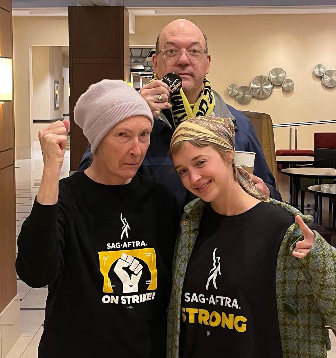 ジョン・キャロル・リンチのインスタグラム：「In Detroit with #brendawehle #chloekerwin #sagaftrastrong #sagaftrastrong #aslongasittakes」