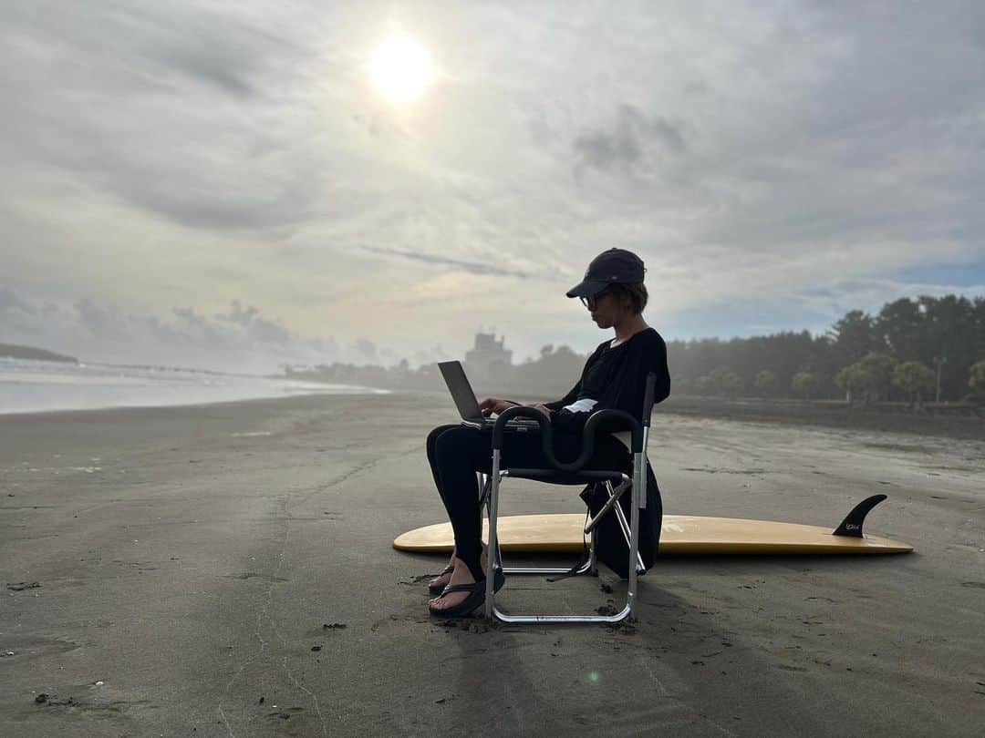 藤田敦子さんのインスタグラム写真 - (藤田敦子Instagram)「ㅤ This place makes me feel relaxed🤍💻🏝️  この海に程近い場所に拠点を置いて生きる 羨ましいなあ、やってみたいな なんなら今手に持ってるもの 全て手放してでもやりたい。  #blendatravelmemoir #blendatravelmemoir2023 #travelmemoir #miyazaki #aoshima #workspace #beach」11月7日 8時49分 - blenda0305