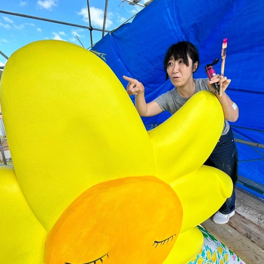 大宮エリーのインスタグラム：「. ＝＝＝＝＝＝＝＝＝＝＝＝＝＝＝＝＝＝＝＝＝＝ 奄美大島で制作中のフラワーマンのオブジェ🌼 ＝＝＝＝＝＝＝＝＝＝＝＝＝＝＝＝＝＝＝＝＝＝  フラワーマンに描かれた綺麗な草花に誘われて、 可愛いお客さんが来たみたいです🐜🐞 なんだかほっこりする1枚でした📸  《事務所スタッフ》  #大宮エリー #奄美大島 #FlowerMan #AmamiOshima」