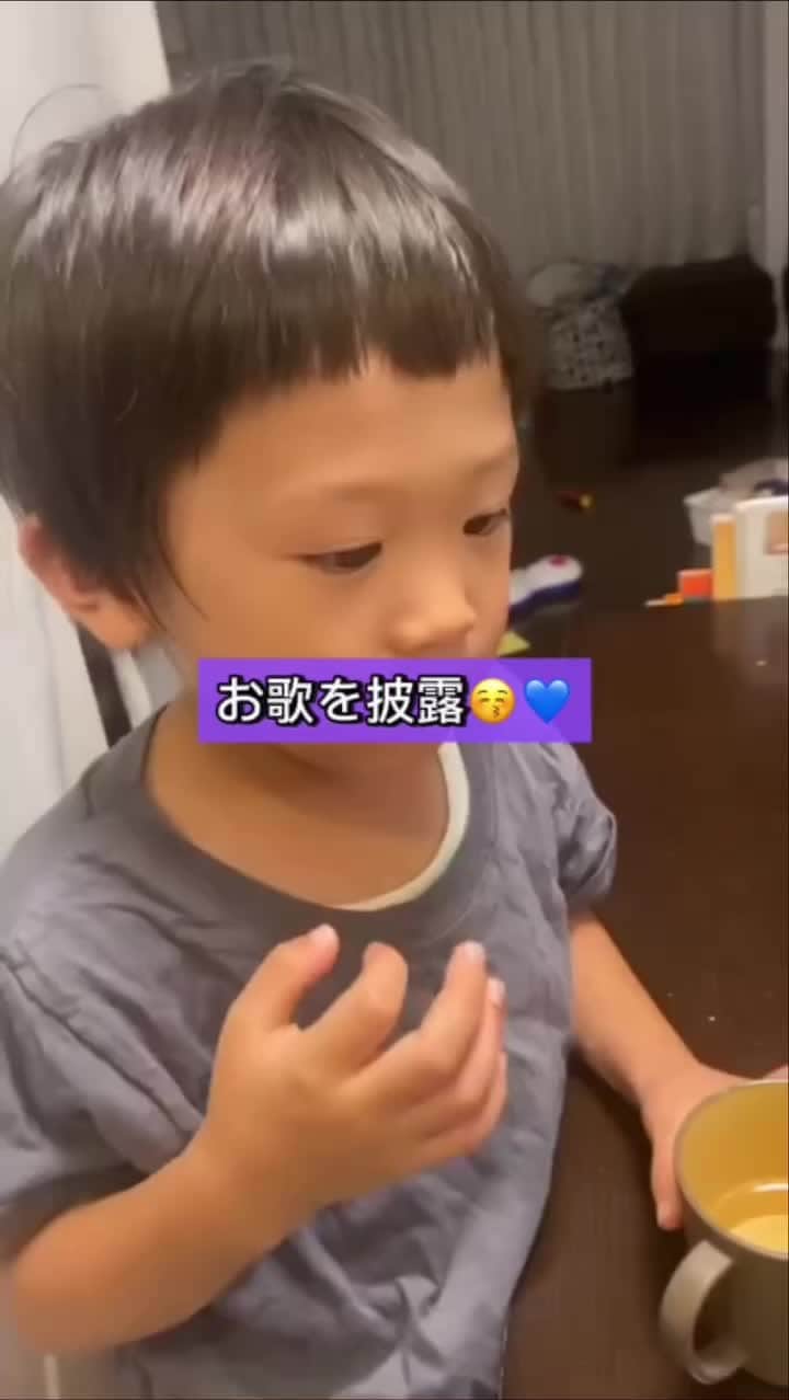 のインスタグラム：「@yumikun_dwe 何曲かそれっぽく歌えるように💡 ☑︎歌うときは真顔で歌います ☑︎イベントの曲のときは踊りながら楽しそうに歌います ☑︎馬に乗りたいと切望しています ☑︎バレエもみてみたいようです  ------------------ @worldfamilyclub_jp  公式アカウントでは #love_wfc をつけて投稿いただいた素敵な動画をご紹介しています😊✋  #love_wfc4歳 #dwe4歳 #love_wfc  #worldfamilyclub  #worldfamily  #dwe  #ディズニー英語システム  #ディズニー英語　 #ワールドファミリー  #おうち英語  #成長記録 #子育て英語  #こども英語  #英語話せるようになりたい #英語の勉強 #子どものいる暮らし #dweソング #男の子ママ」