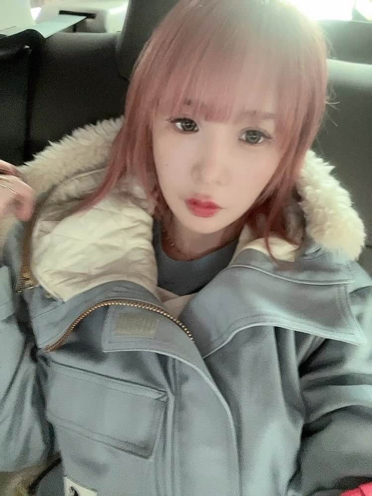 大森靖子のインスタグラム：「新しい服は雨の日におろすってきめてるから、もうコートおろした🩵」
