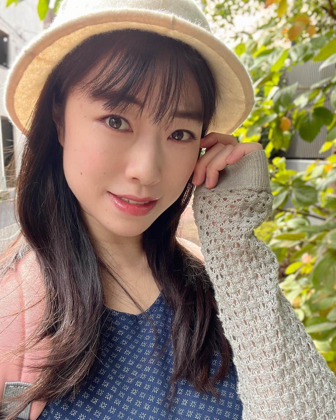 小田飛鳥のインスタグラム：「前髪伸びたのでちょこっと調整〜✂️（一枚目） お散歩日和が続きますね🍁 今日は少し荒れ模様😌🌀 #前髪 #前髪カット #黒髪 #blackhair #naturalhair #asiangirl #japanesegirl」