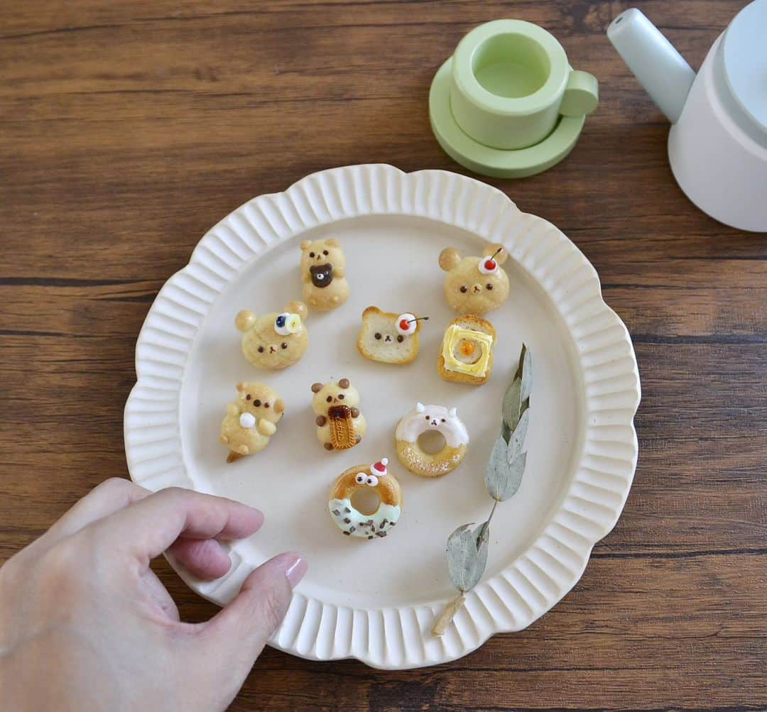 カリーノぱんのインスタグラム：「おはようございます🍞  あさはパン☺️  ぱんだにラッコに エッグマヨトースト…  どれにしようかな🍀  イベント予定↓  11/11 デザインフェスタ(東京ビッグサイト) ブース・南館４階 P-359  11/25 東京ドームシティ　LaQua  委託販売　  10/27～　ミニチュアベーカリーの世界展 (TODAYS GALLERY STUDIO. 〒111-0053 台東区 浅草橋5-27-6 5F)  #カリーノぱん #ミンネ #minne #ミニチュア #ミニチュアパン #パン #miniture #bread #ブローチ #マグネット #パン雑貨 #パンブローチ #フェイクフード #トースト #動物パン #デザインフェスタ #デザインフェスタ58」