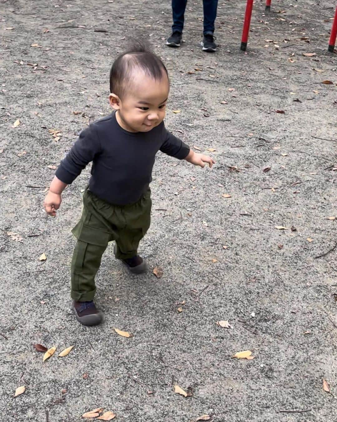  如月 みうさんのインスタグラム写真 - ( 如月 みうInstagram)「一水くんお靴はいて公園デビュー🍂 お天気にも恵まれて幸せだね☺️ ファーストシューズはアティパスのものにしました👞💙」11月7日 8時57分 - miu_k123