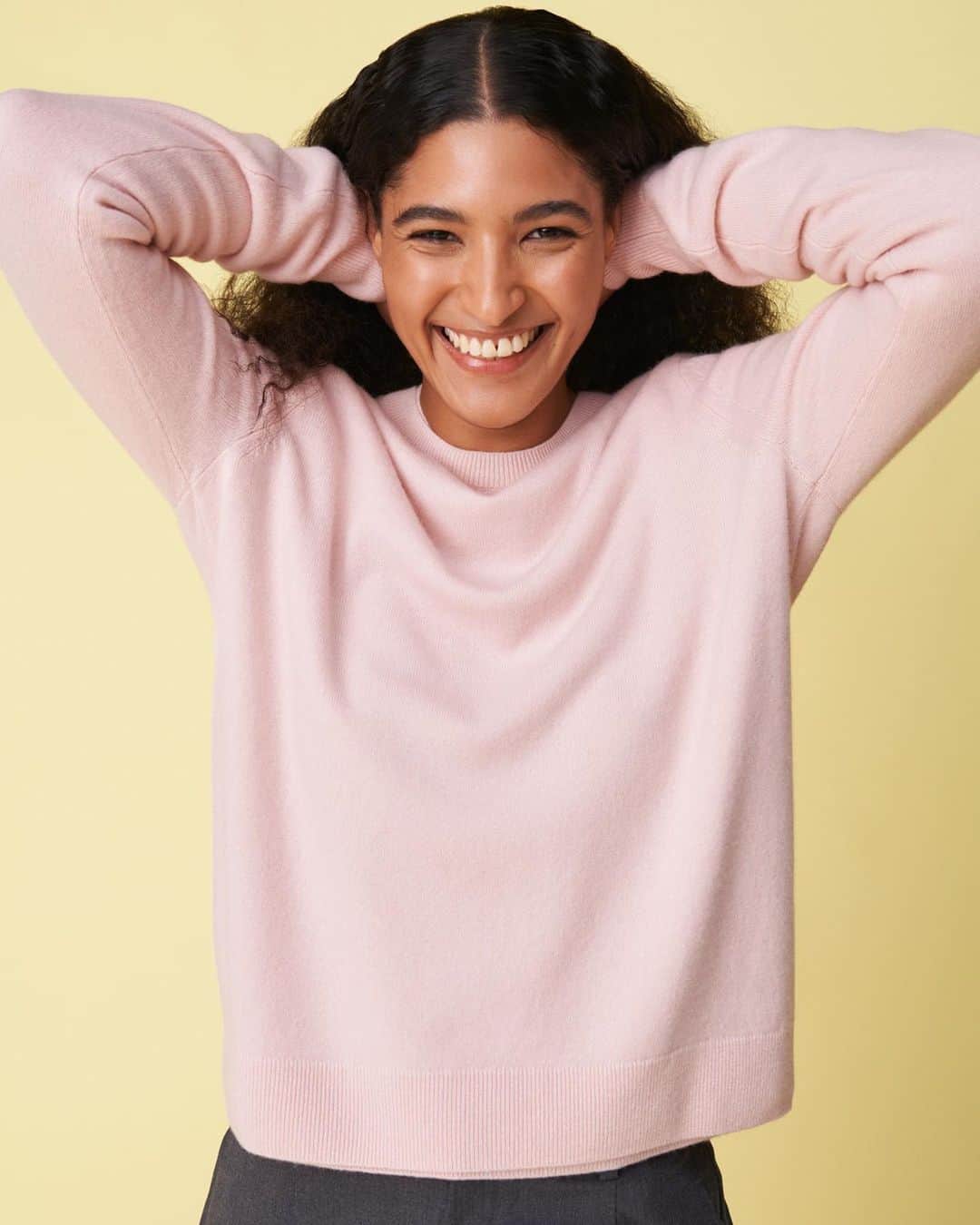 uniqlousaのインスタグラム：「Get warm sweaters for cold weather ☕️🧸  Shop our lineup of cashmere sweaters, available in more than 15 different colors.  #Uniqlo #Uniqlousa」
