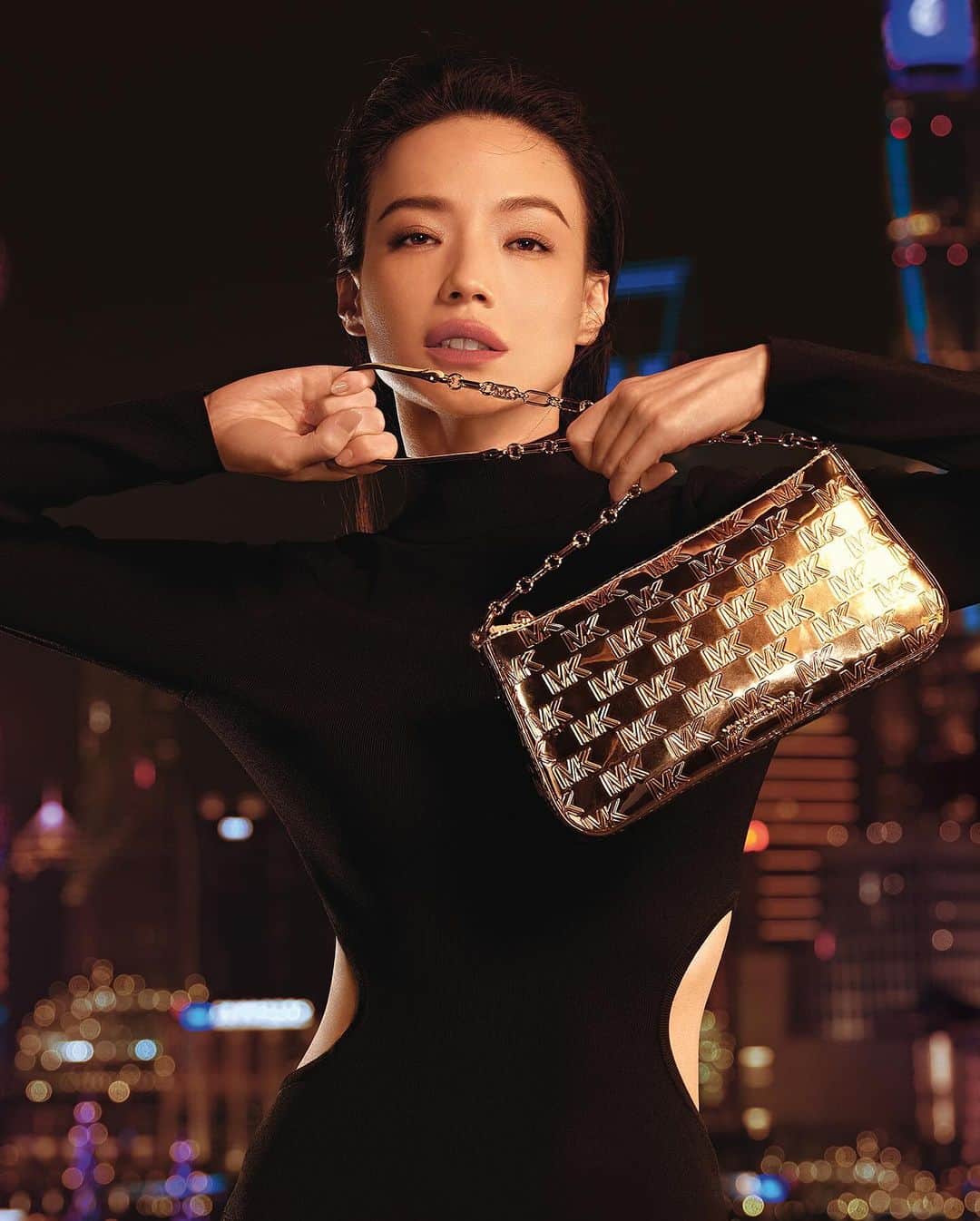 マイケルコースのインスタグラム：「Luxe touch. Actress and Global Brand Ambassador Shu Qui (@sqwhat) poses with our Empire pochette in Shanghai. #MichaelKors  Photographed by @_NickYang3」