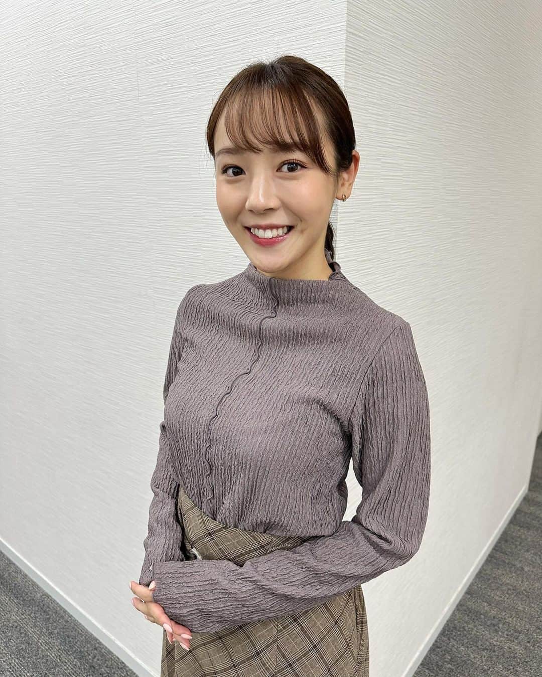のインスタグラム：「11月に3回夏日となると、観測史上初めてのことになるそう。そんな中、けやき坂のライトアップがきのうから開始。  ちぐはぐだけど、季節は着々と進んでいるんですね🍂  #衣装 #PR  11月6日(月) トップス、パンツ @cecilmcbee_official アクセサリー @joueteofficial  11月7日(火) トップス、スカート @cecilmcbee_official アクセサリー @joueteofficial」