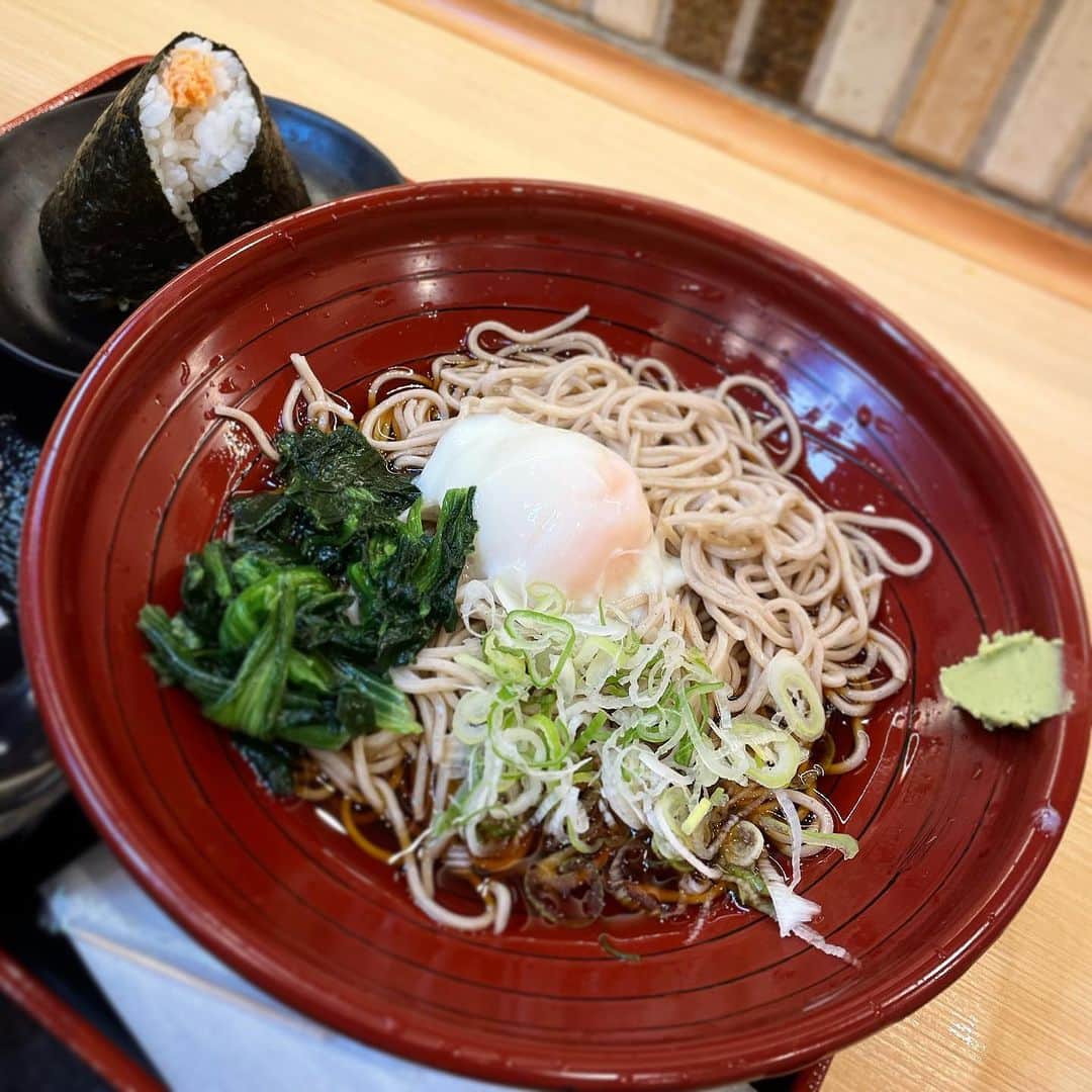 木村ひさしのインスタグラム：「最高のおっさんの朝ごはん。 箱根そば本陣(京王側)　冷やしおにぎりセット(鮭)＋温玉 京王側の本陣で、おにぎりの単品を買えないもやもや感続く #最高のおっさんの蕎麦  #2024チャレンジ第一弾」