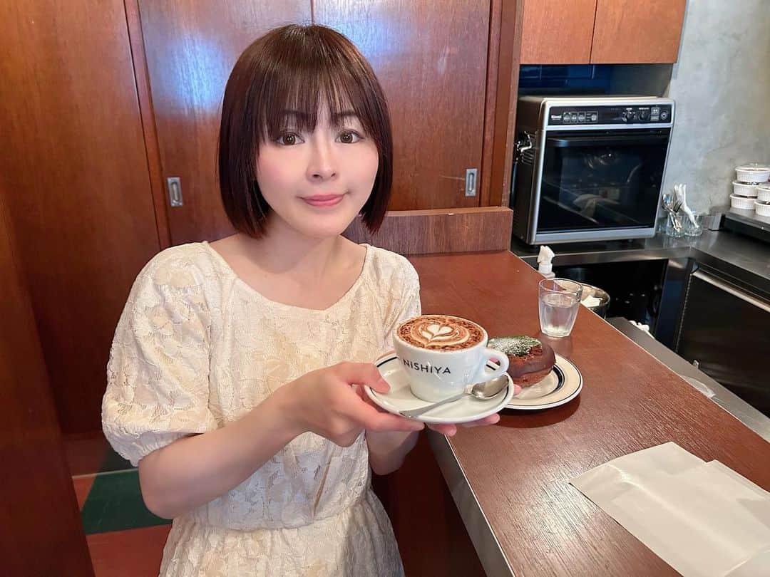 山本かおりのインスタグラム：「コーヒーとドーナツ、美味しかったぁ☕️🍩🥰  #coffeecounternishiya #2年越し #コーヒースタンド #coffeestand #japancafe #coffeetime」