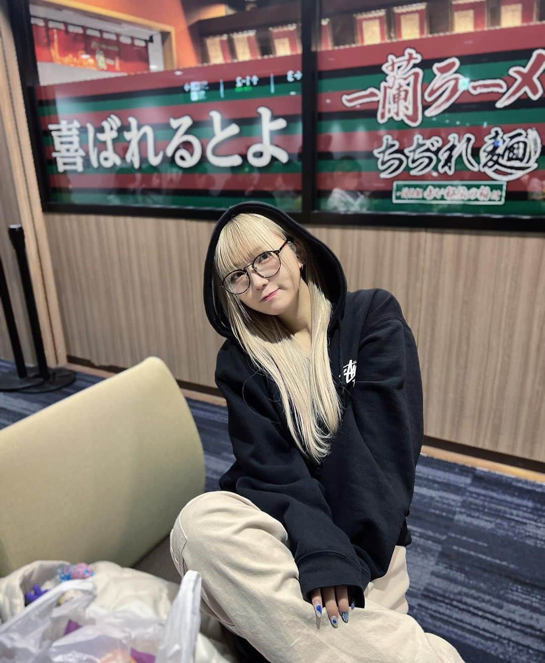 米田みいなのインスタグラム：「🥷🏽✈️❤️  福岡の思い出っ  (載せるの遅くなった、、)  福岡早くまた行きたいなっ　今度はゆっくりのんびりいきたいっ  ちょっとづつJINKSちゃん達とお話しできて嬉しいっ  #japanesegirl #japan #ストリート系女子 #メンズライク女子 #エクステ #金髪ロング #パンク #ビッグシルエット #カーゴパンツ #古着 #ネイル #ブラックネイル #韓国ストリート #japanesegirl #좋아요반사　#셀카  #グランジファッション #パンク #ヘアアレンジ #gothic #stussy #福岡グルメ #博多 #fukuoka #japaneseidol」