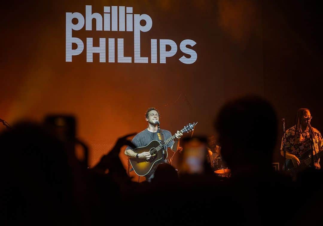 フィリップ・フィリップスのインスタグラム：「Wow, y'all were seriously ON FIRE this weekend in Cali and AZ 🔥 We've got ONE WEEK left of the Drift Back tour and I need everyone to bring that same energy to these last few shows!   @kimotheatre tonight, @jonahkagen @ 7:30 PM! Be there or be square!  📸: @streetphotjournals」