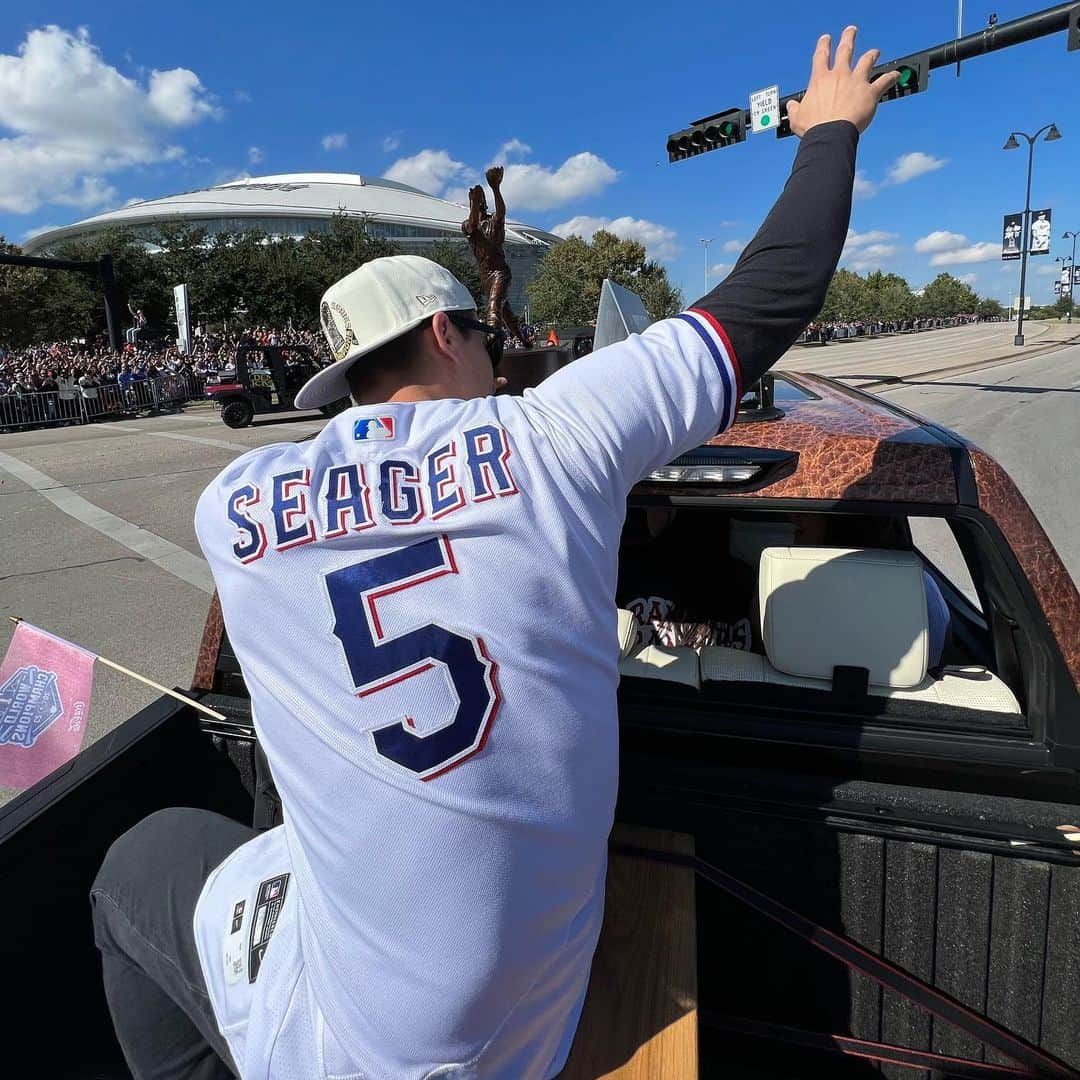 コーリー・シーガーさんのインスタグラム写真 - (コーリー・シーガーInstagram)「Everything’s bigger in Texas, especially when you’re celebrating a World Series victory 🔥 Celebrate the proper way with the Official World Series Champs Cap from New Era Cap, available at Rally House. Get yours at the link in my bio, Rangers fans!! #neweraambassador」11月7日 9時19分 - coreyseager5