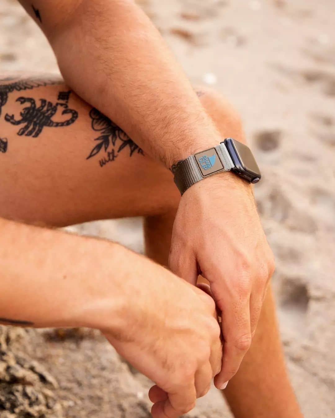 のインスタグラム：「A little coastal vibe for your Apple Watch™ 🤙  @freestylewatches 🌊   🦈: Apple Watch™ Strap Cool Grey 📷: @laurarinkerphotography _ #myfreestylewatch #watchstrap #watchaccessories #watchband #applewatchstrap #applewatchband」
