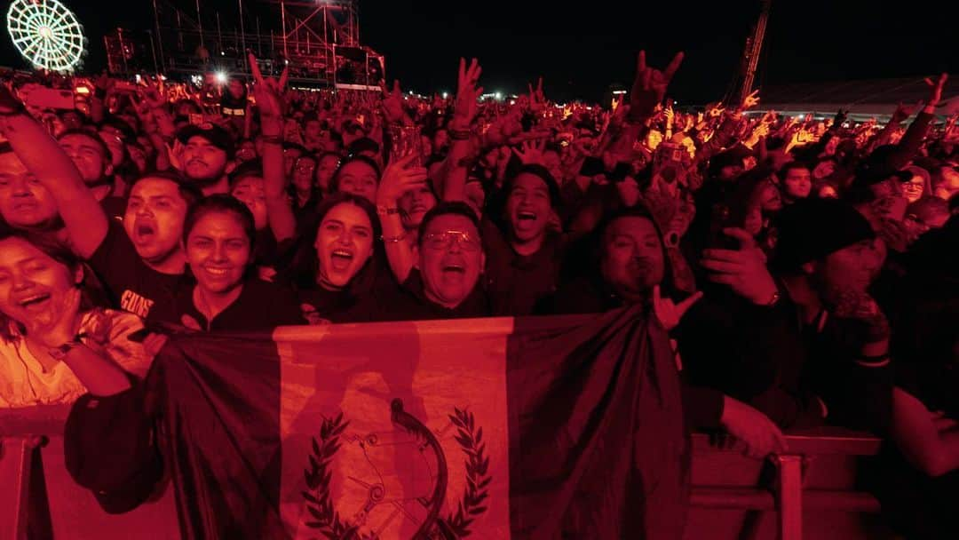 Guns N' Rosesさんのインスタグラム写真 - (Guns N' RosesInstagram)「Toluca, Mexico was an awesome last show of the tour! What an incredible experience, thanks to every single person who came out🌹」11月7日 9時15分 - gunsnroses