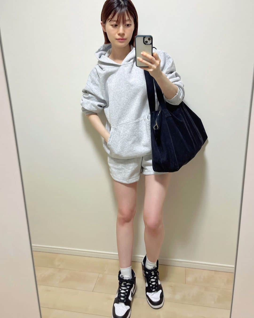 笹口直子のインスタグラム：「久々にニキビできて凹んでる。。 体もダル重です。 自分の体の不調とも上手に付き合っていかないとだよね☺️  もう部屋着みたいな格好で外に出るのも慣れてきた😊  @nike #スウェットコーデ #スウェット #スウェットパンツ #秋コーデ」