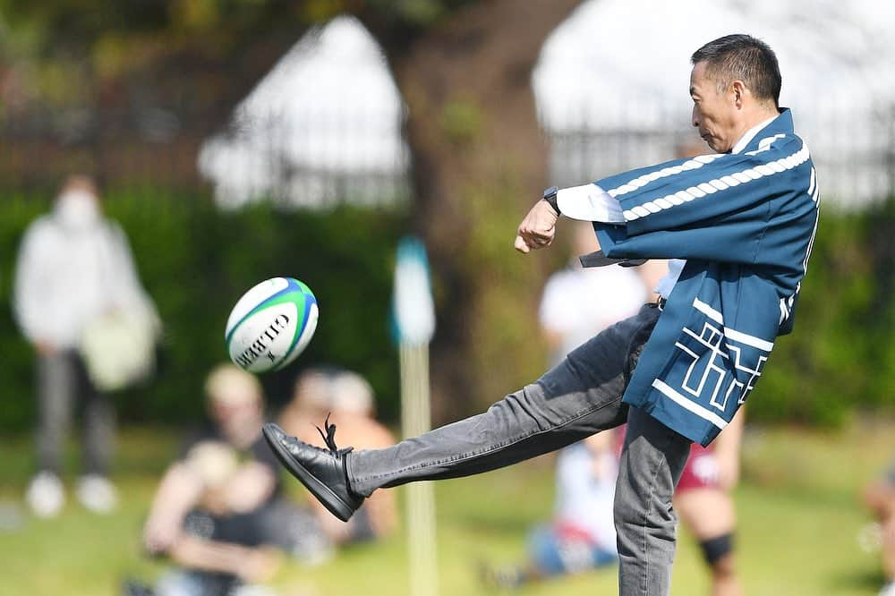 東京フェニックス・ラグビークラブのインスタグラム：「【始球式🏉】  開幕戦では 渋谷区での初の女子ラグビーの公式戦という事もあり、 渋谷区長の長谷部 健 様にキックオフのキッカーをしていただきました👏  ナイスキックでした✨  #ふるさと渋谷フェスティバル #渋谷区 #渋谷区長 #代々木公園 #ラグビー #女子ラグビー #東京山九フェニックス」