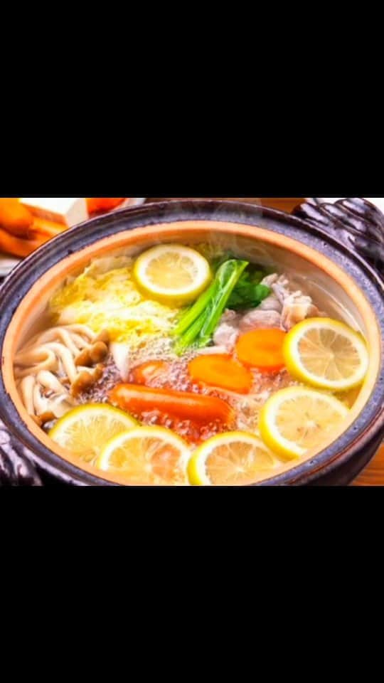 のインスタグラム：「皆さん、日々是好日～(^o^)/  . 今日 11月7日は～  いい(11)な(7)べ, っという語呂合わせと, 冬の始まりとされる(立冬)となることが多いのが由来とされ, 今夜は鍋で身体ポカポカ お部屋はウルウル加湿アップ～⤴️🔥🍲😋  ってな日なんですが～  何だか ここ数日  不気味なくらいの暖かさで, 今夜は 鍋って感じじゃないけど～  そろそろ ベーナー 鍋のシーズン ズーシンにゃ まつ毛無し マツゲーナシ 間違い無し なんでぇ～  今季は 何鍋がいいっかなぁ⋯？  ってな パラパラ ベーナー動画ですぅ~~~🍲🍲🍲❔  あなたは 何鍋が一番好きですかぁ~~~❤❔  . ☺️布川敏和 オフィシャル HP↓ https://fucknofficial.amebaownd.com   ☺️所属プロダクション Fdce HP↓ https://www.r4c-fdce.com  .  #布川敏和 #鍋」
