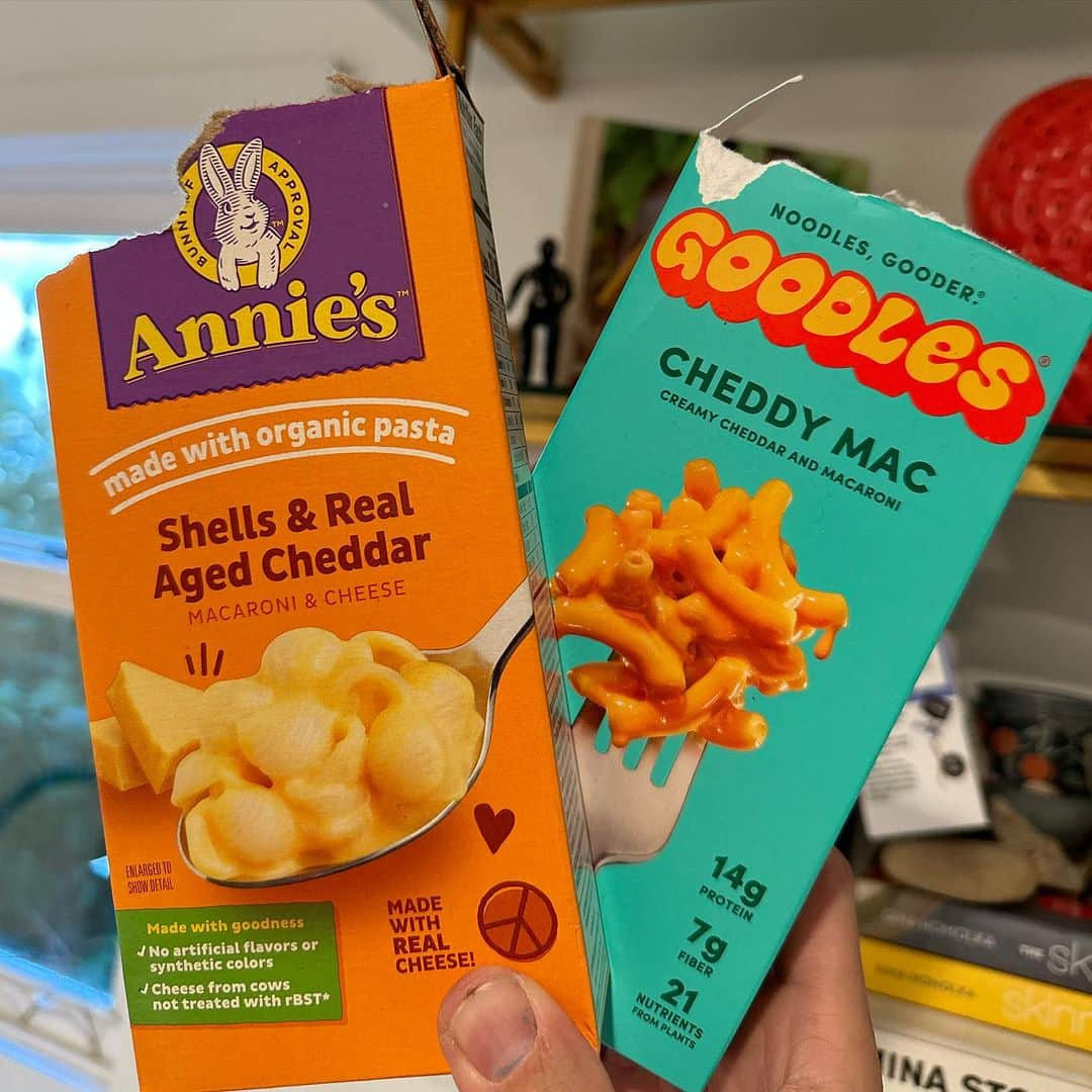 テイト・エリントンのインスタグラム：「What do you do when one kid wants one kind of Mac and cheese and one wants the other kind? Ya make both! You make your life easy and you make both. Double Mac Night!!!」