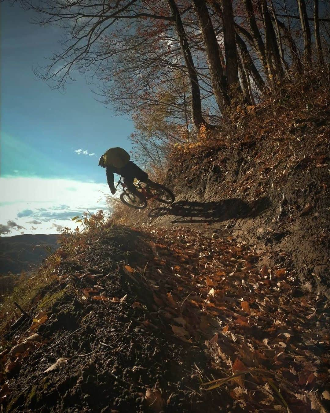 白馬岩岳スノーフィールドさんのインスタグラム写真 - (白馬岩岳スノーフィールドInstagram)「11/7(火) おはようございます。  昨晩の大雨でコースはウェット。日差しはあり暖かいので多少は乾きそうですがコースはかなり保水していて滑りやすいのでお気をつけください！！ ご安全にどうぞ！🙇‍♂️  岩岳MTBパークオープン状況 天気: 🌤  スキルアップエリア (初級者) オープン コンディション: ウェット  岩岳の森クロスカントリー(中級者) オープン コンディション: ウェット  マウンテンサイクリングコース(初級) ゴンドラ建設の為、今季クローズ  ヒトトキダウンヒル (初級)　※9:00～15:30 オープン コンディション: ウェット  アルプスDH(初級～中級) オープン コンディション: ウェット  カミカゼDH(上級) オープン コンディション: ウェット トップガン⑨-⑩ゴンドラ工事によりクローズ  Iwatake MTB Park Condition & Status Weather: 🌤  Skill-up Area (Beginner) Open CONDITION: Wet  Iwatake Cross-country (Intermediate) Open CONDITION: Wet  Mountain Cycling Course (Beginner) Full season closed, due to under construction of new gondola.  Hitotoki DH (Beginner)　※9:00～15:30 Open CONDITION: Wet  Alps DH (Beginner-Intermediate) Open CONDITION: Wet  Kamikaze DH (Expert/Advanced) Open CONDITION: Wet Top gun⑨-⑩. Closed, due to new gondola construction.  詳しくは https://iwatake-mountain-resort.com/green  #iwatakemtb」11月7日 9時23分 - hakuba_iwatake