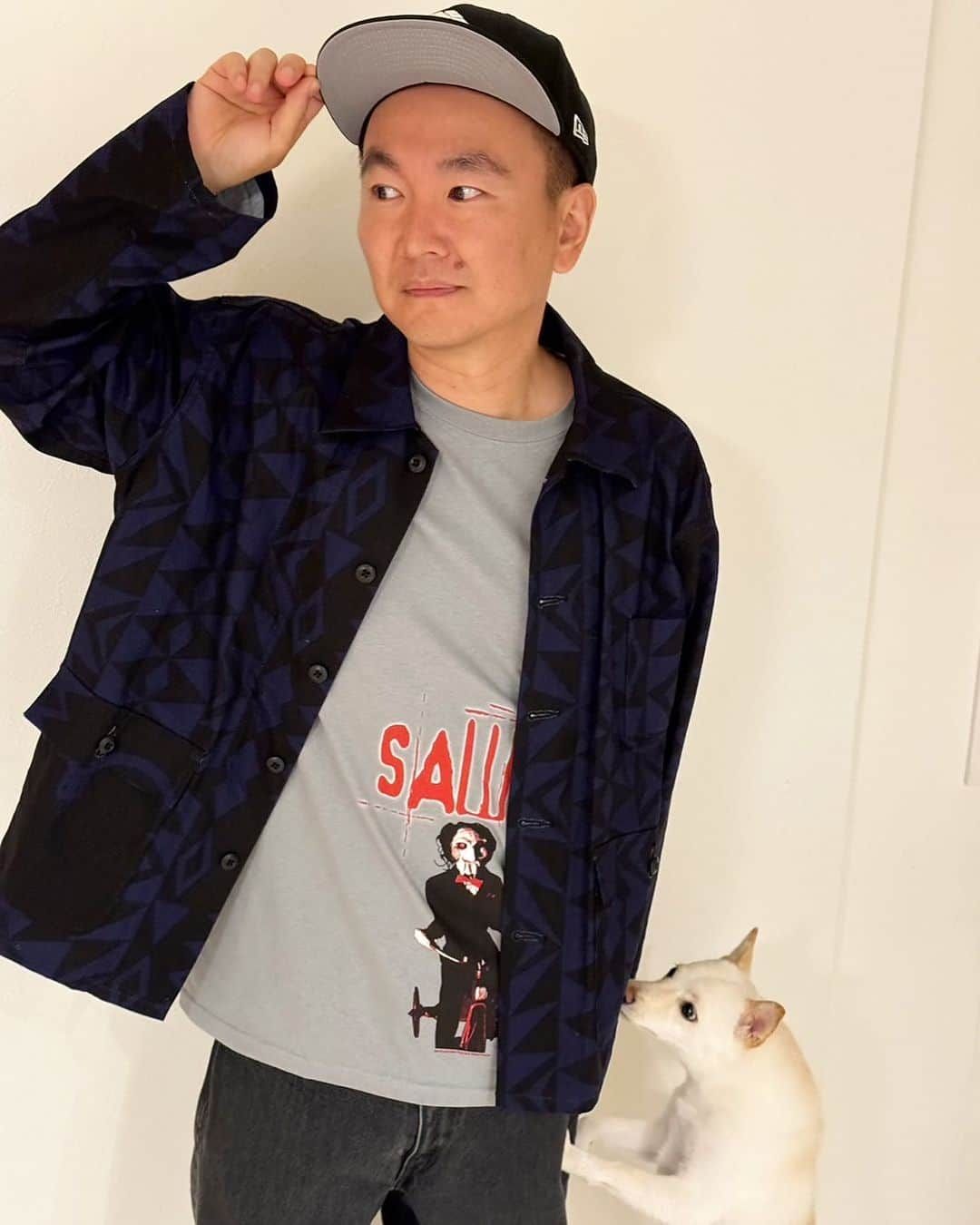 山内健司（かまいたち）さんのインスタグラム写真 - (山内健司（かまいたち）Instagram)「。 SAWのTシャツ✋  怖い映画だから怖い感じのTシャツ多い中で、このジグソウが三輪車は可愛くて着れると思い購入しました😂😂😂  外から帰ってくると必ず　むぎの匂いチェックがある😂  恐ろしい女やで🐕🐕🐕  昨日は濱家が誕生日で、誕生日プレゼントであげたバックトゥーザフューチャーTシャツ着てたけど、恐ろしいほど似合ってて恐怖を感じた🧌  人が着てるヴィンテージTシャツってよく見えるなぁ🧘‍♀️🧘‍♀️🧘‍♀️🧘‍♀️🧘‍♀️  #ヴィンテージTシャツ #saw  #backtothefuture  #濱家隆一誕生祭2023  #かまいたち山内」11月7日 9時29分 - sneakerkenji0117