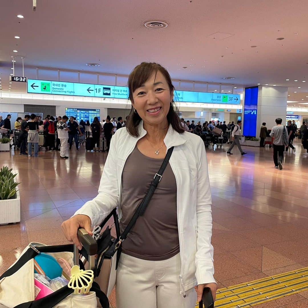 飯島寛子さんのインスタグラム写真 - (飯島寛子Instagram)「改めまして　ただいま日本！2004年に家族６人でハワイに移住し、子供たちそれぞれ成長し、19年ぶりに東京暮らしが始まります。これまで多くの方にお世話になりました。みなさん、引き続き宜しくお願いします。 ↑story highlights farewell Hawaii 見てね！  #帰国組　#東京暮らし」11月7日 9時30分 - hirokoiijima
